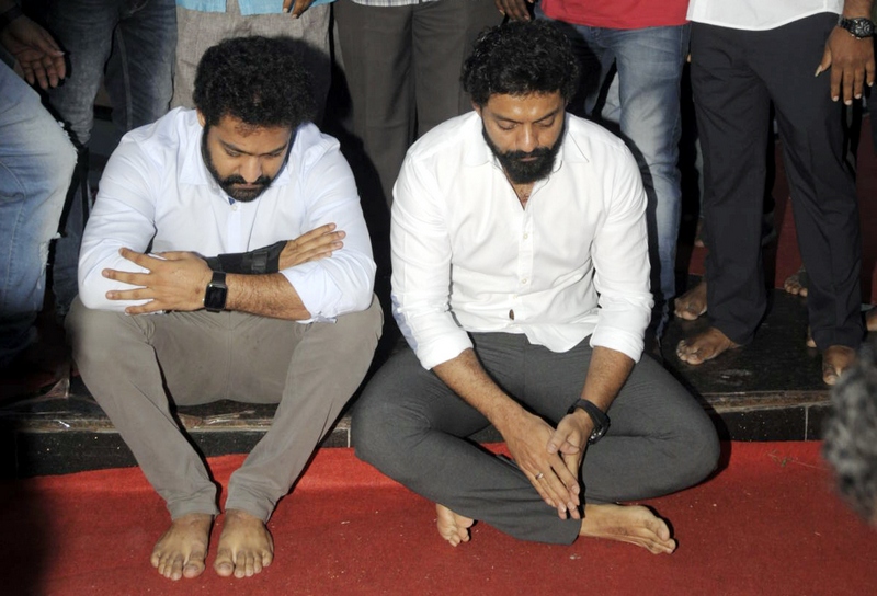 Jr-NTR-And-Kalyan-Ram-Pays-Tribute-To-NTR-At-NTR -Ghat-08